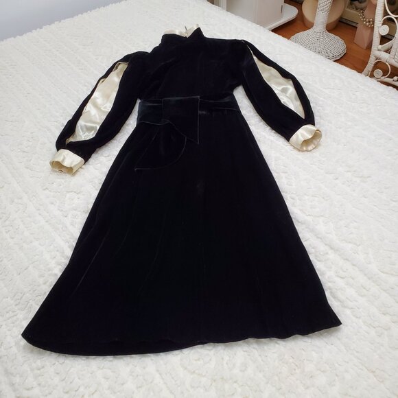 TRUE VINTAGE BLACK VELVET EVENING DRESS WITH SATIN ACCENTS - Picture 2 of 5